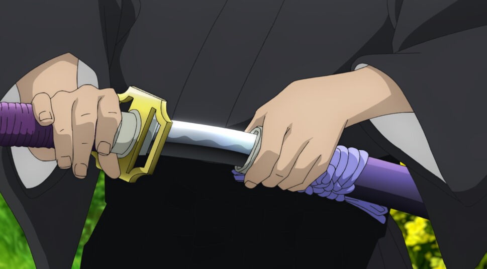 Im Bild im Artikel zum Kinofilm Detektiv Conan Film 27: Das 1-Million-Dollar-Pentagramm ist ein Schwert zu sehen, das gerade aus einer lila Hülle gezogen wird. Auf dem Bild sieht man den Bauchbereich eines Menschen, der einen schwarzen Kimono trägt. Aus den Ärmeln, die von innen weiß sind, ragen die Hände der Person heraus. Die rechte Hand zieht links im Bild am Griff des Schwerts. Die linke Hand hält zentral im Bild die Hülle des Schwerts fest.