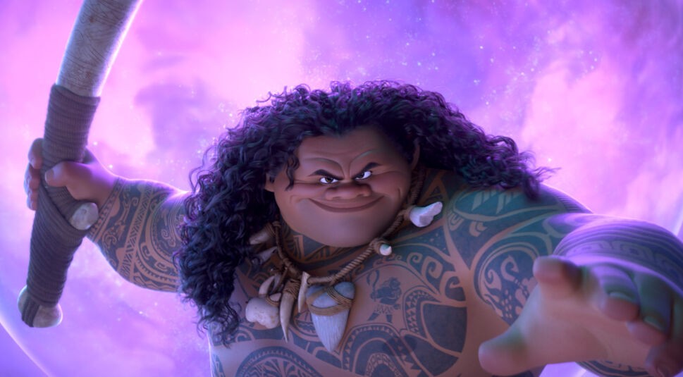 Auf diesem Bild aus Vaiana 2 ist Maui, die mächtige, tätowierte Halbgottfigur, zu sehen. Er trägt seine charakteristische Halskette mit Haifischzähnen und hält einen großen magischen Haken in der Hand. Mauis muskulöser Körper ist mit komplexen Tattoos bedeckt, während er mit einem schelmischen Lächeln und entschlossenem Blick in einer lila leuchtenden magischen Szenerie steht.