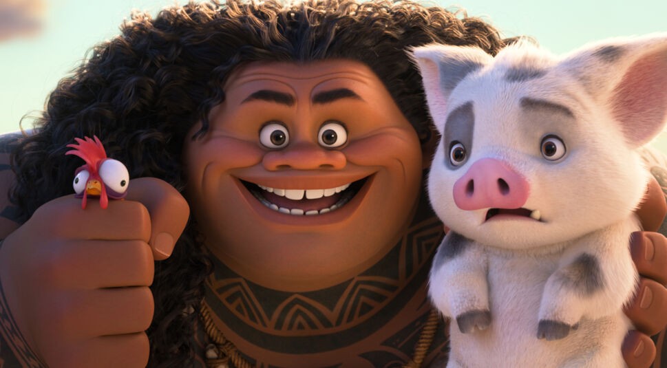 Auf diesem Bild aus Vaiana 2 hält Maui mit einem breiten Lächeln den verrückten Hahn Heihei in der Hand. Neben ihm sitzt das kleine Hausschwein Pua, das mit einem besorgten Gesichtsausdruck in die Kamera schaut. Maui ist fröhlich und energiegeladen, während die Tiere humorvolle Kontraste zu seiner kraftvollen Präsenz darstellen. Der Himmel im Hintergrund ist sanft beleuchtet.