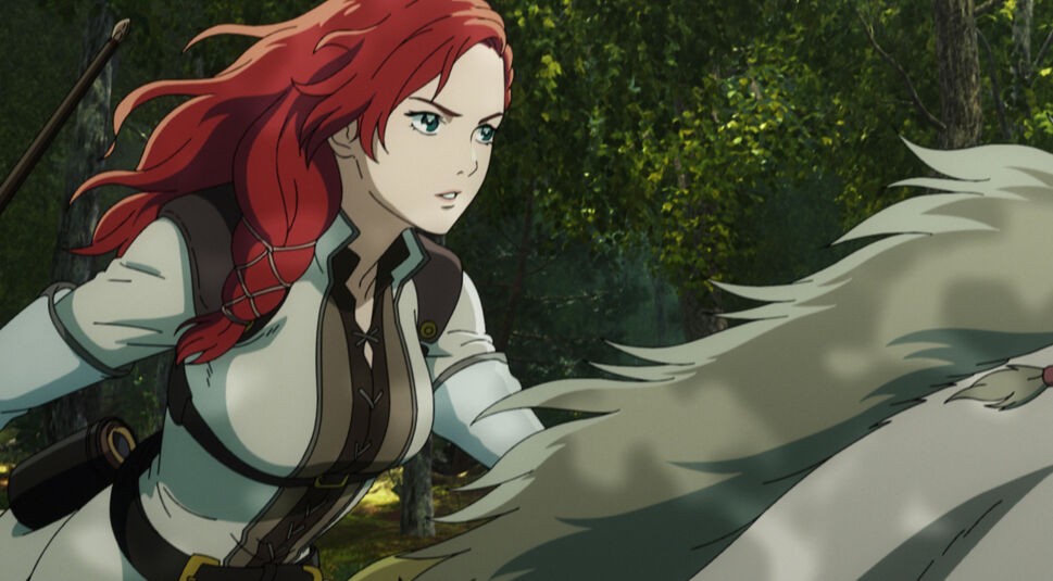 Auf diesem Bild aus Der Herr der Ringe - Die Schlacht der Rohirrim ist die Figur Héra in einer dynamischen Szene dargestellt. Sie trägt eine abenteuerliche Kleidung mit Leder- und Metall-Details, während sie sich konzentriert und entschlossen zeigt. Ihr rotes Haar weht im Wind, und sie scheint mit einer Kreatur, vermutlich einem Reittier, in einer dichten, grünen Waldlandschaft unterwegs zu sein. Die intensive Stimmung vermittelt ihre Entschlossenheit inmitten der Natur.