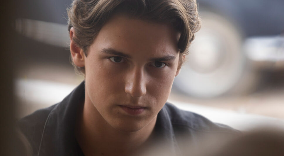 Peter Shaw (gespielt von Nevio Wendt) in einer Szene aus "Die drei ??? und der Karpatenhund". Die Nahaufnahme zeigt Peters ernsthaften und konzentrierten Gesichtsausdruck, während er etwas außerhalb des Bildes fixiert.