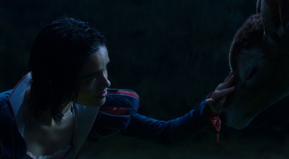 In einer Szene aus der Schneewittchen Realverfilmung streichelt Schneewittchen sanft ein Reh.