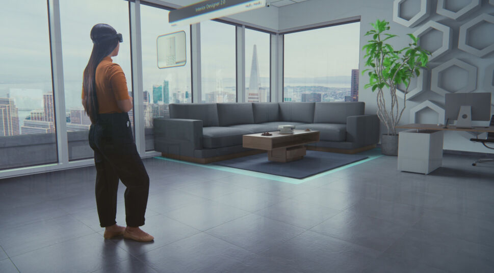 Das Bild zum Thema Was ist Extended Reality zeigt eine Frau mit XR-Headset, die in einem modernen, leeren Raum steht. Vor ihr erscheint ein virtuell eingerichtetes Wohnzimmer mit Sofa, Couchtisch und Teppich. Die digitale Möblierung wirkt realistisch in den Raum integriert und demonstriert, wie Extended Reality zur interaktiven Raumgestaltung genutzt werden kann.