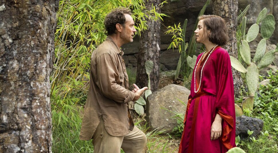 In einer zentralen Szene des Films Eden, der auf einer wahren Geschichte basiert, stehen sich Jude Law als Dr. Friedrich Ritter und Ana de Armas als Baronin Eloise Bosquet de Wagner Wehrhorn in einem intensiven Gespräch gegenüber. Umgeben von Kakteen und Bambus wirken beide angespannt – ein Moment, der die eskalierenden Konflikte eindrucksvoll verdeutlicht.