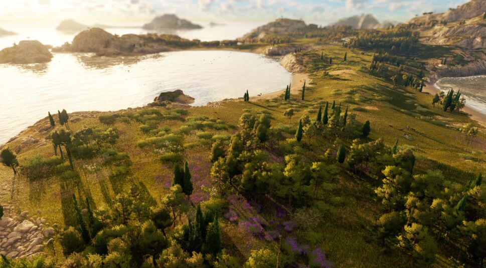 Das Bild aus dem Anno 117: Pax Romana-Test zeigt die Region Latium aus der Story-Kampagne in sanftem Sonnenlicht. Die Küstenlandschaft ist von grünen Feldern, Zypressen und violett blühenden Pflanzen durchzogen. Im Hintergrund schimmert eine ruhige Bucht, umgeben von felsigen Inseln und Hügelland. Die Szene vermittelt mediterrane Wärme und natürliche Idylle.
