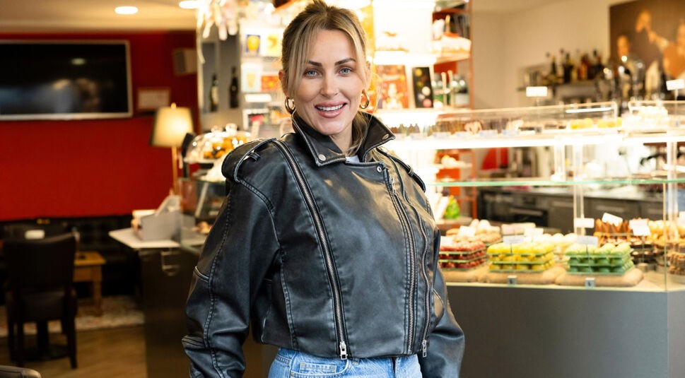 Eine Kandidatin von Die Bachelors 2025 trägt eine schwarze Lederjacke mit auffälligen Reißverschlüssen und eine blaue Jeans.