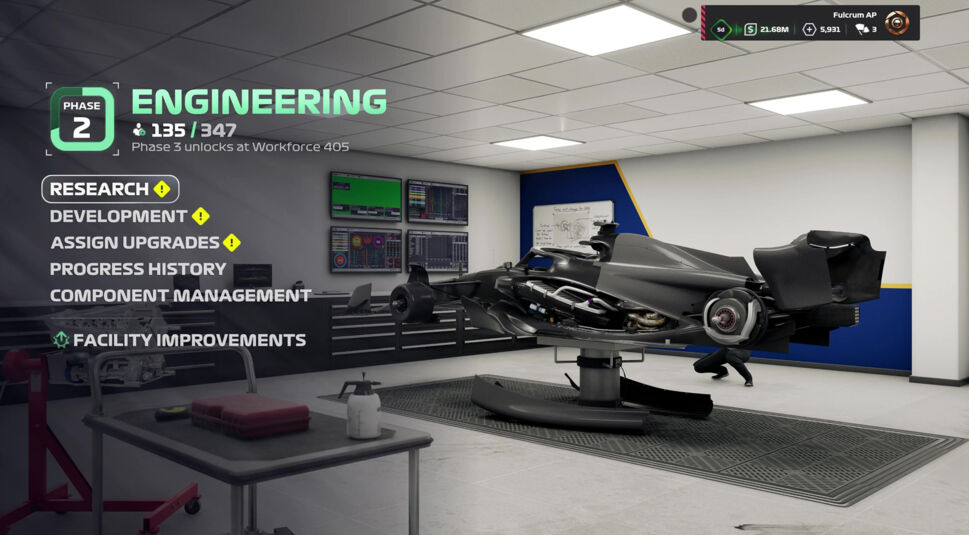 Im Bild zum F1 25 Test ist der Engineering-Bereich der Teamzentrale zu sehen. Ein schwarz verkleideter Formel-1-Wagen wird in einer modernen Werkstatt analysiert. Links erscheinen Menüoptionen wie „Research“ und „Development“, rechts überwachen Bildschirme Fahrzeugdaten. Das Interface zeigt die Tiefe des Technikmanagements in F1 25.