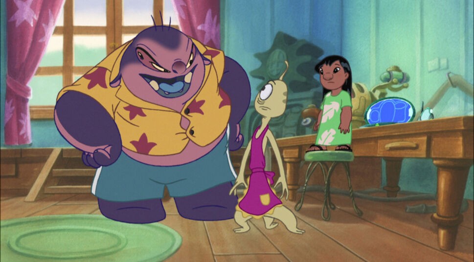 Auf dem Bild in dem Artikel zum Lilo & Stitch-Vergleich sind die Zeichentrick-Versionen von Jumba, Pleakley und Lilo aus der Lilo & Stitch-Serie zu sehen. Jumba trägt ein gelbes Hawaii-Hemd mit roten Sternen und lacht laut, während Pleakley in einem pinken Gewand neben ihm steht. Lilo beobachtet die beiden skeptisch von einem Hocker aus.