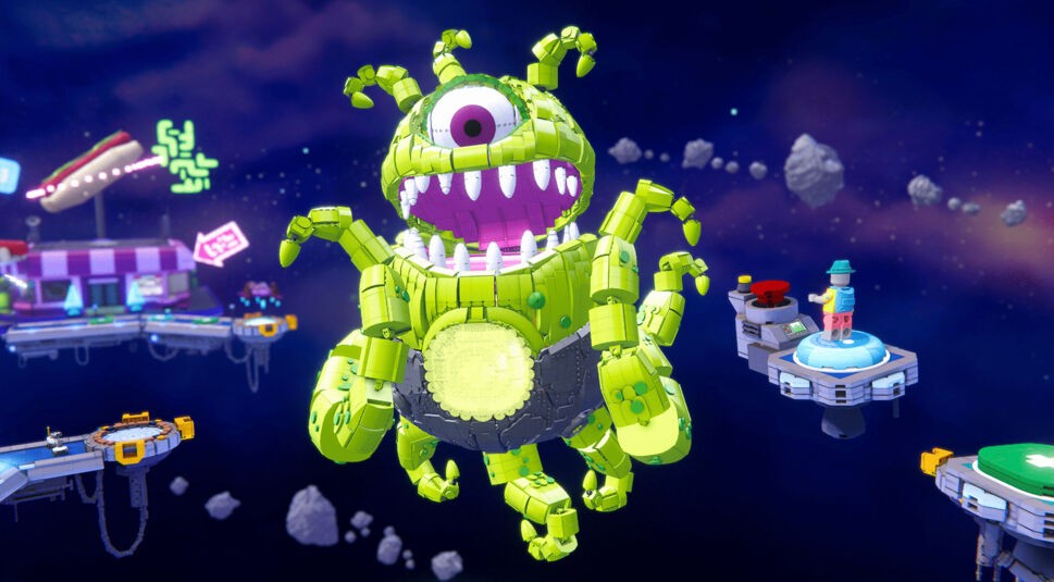 In dieser Szene aus dem Spiel LEGO Party! schwebt ein grün-leuchtendes LEGO-Monster mit einem großen Auge und vielen Tentakelarmen im All. Rechts steht eine Figur auf einer Plattform mit rotem Knopf, während im Hintergrund leuchtende Schilder und ein Hotdog-Raumschiff zu sehen sind.