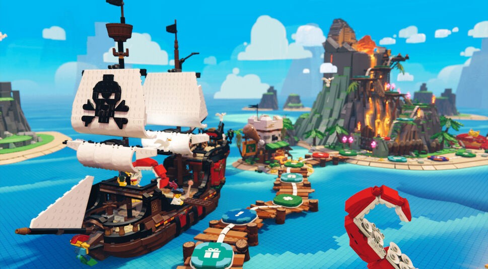 Das Bild aus LEGO Party! zeigt ein großes Piratenschiff, das am Spielbrett entlangsegelt. LEGO-Figuren tummeln sich an Deck, während ein roter Tentakelarm aus dem Wasser ragt. Der Spielpfad mit Geschenk- und Aktionsfeldern führt zu einer Vulkaninsel mit Palmen und leuchtenden Kristallen.