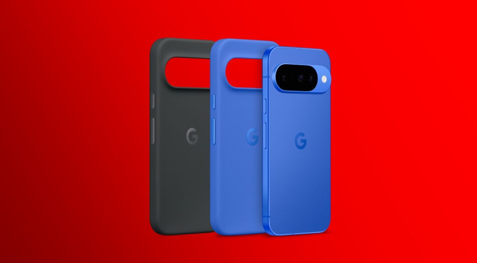 Auf dem Bild zum Google Pixel 10 sind drei Geräte nebeneinander vor einem kräftig roten Hintergrund zu sehen. Ein Google Pixel 10 ist in Blau frontal dargestellt, dahinter stehen zwei Modelle mit PixelSnap-Case in Indigo und Obsidian. Die minimalistische Präsentation betont das Design, die Kameraeinheit und die Farbvarianten der Hüllen.