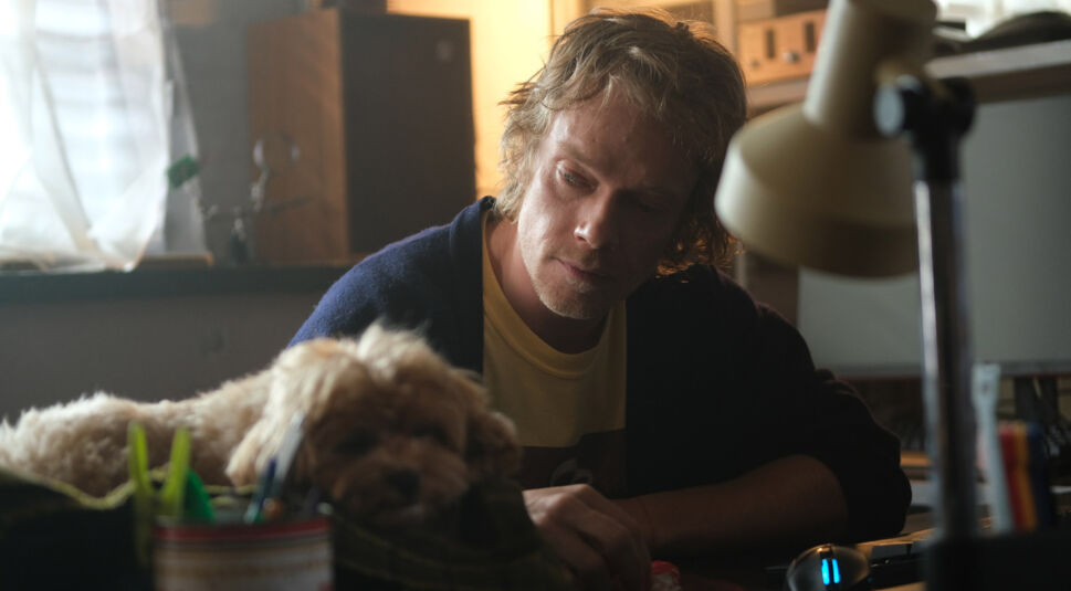 Auf dem Bild in den GigaTV-Highlights im November 2025 siehst Du Alfie Allen als Tobias in der Serie „Safe Harbor“.