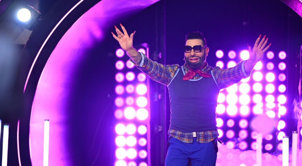 Harald Glööckler läuft auf die Bühne der Final-Show von „Promi Big Brother“ 2025.