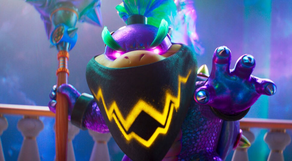 In dieser Szene aus Der Super Mario Galaxy Film ist Bowser Jr. zu sehen, gesprochen von Benny Safdie. Mit leuchtenden Augen, dunklem Gesichtstuch und einem massiven Stab wirkt er bedrohlich und energiegeladen. Die schimmernde, violett-grüne Rüstung und die dynamische Pose verleihen der Figur eine intensive, actiongeladene Atmosphäre.