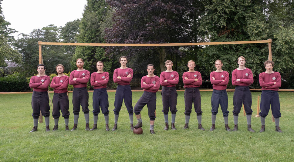 Auf den beiden Bildern aus der Netflix-Produktion „The English Game“ – einer Serie über die Anfänge des modernen Fußballs – sind historische Spielszenen und Mannschaftsaufstellungen zu sehen. Männer in typischer Sportkleidung des 19. Jahrhunderts rennen einem Lederball hinterher oder posieren diszipliniert vor einem Tor. Die Fußball-Serien-Szenerie wirkt nostalgisch, sportlich und dramatisch zugleich.