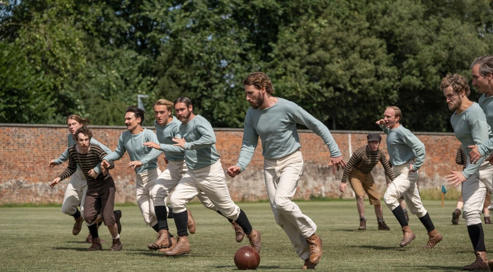 Auf den beiden Bildern aus der Netflix-Produktion „The English Game“ – einer Serie über die Anfänge des modernen Fußballs – sind historische Spielszenen und Mannschaftsaufstellungen zu sehen. Männer in typischer Sportkleidung des 19. Jahrhunderts rennen einem Lederball hinterher oder posieren diszipliniert vor einem Tor. Die Fußball-Serien-Szenerie wirkt nostalgisch, sportlich und dramatisch zugleich.
