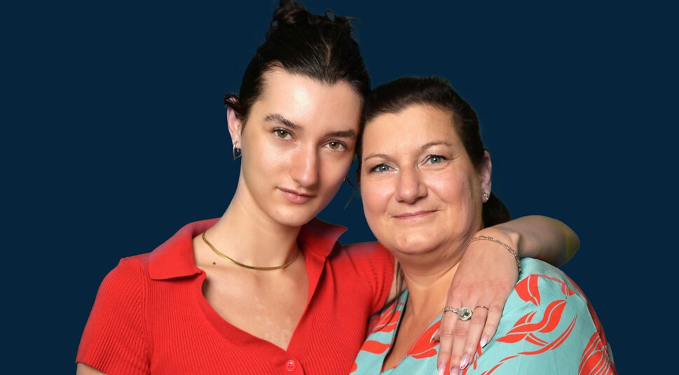 Auf dem Bild zur Sendung Prominent verwandt umarmt Anya Elsner Katrin Elsner. Beide schauen direkt in die Kamera.