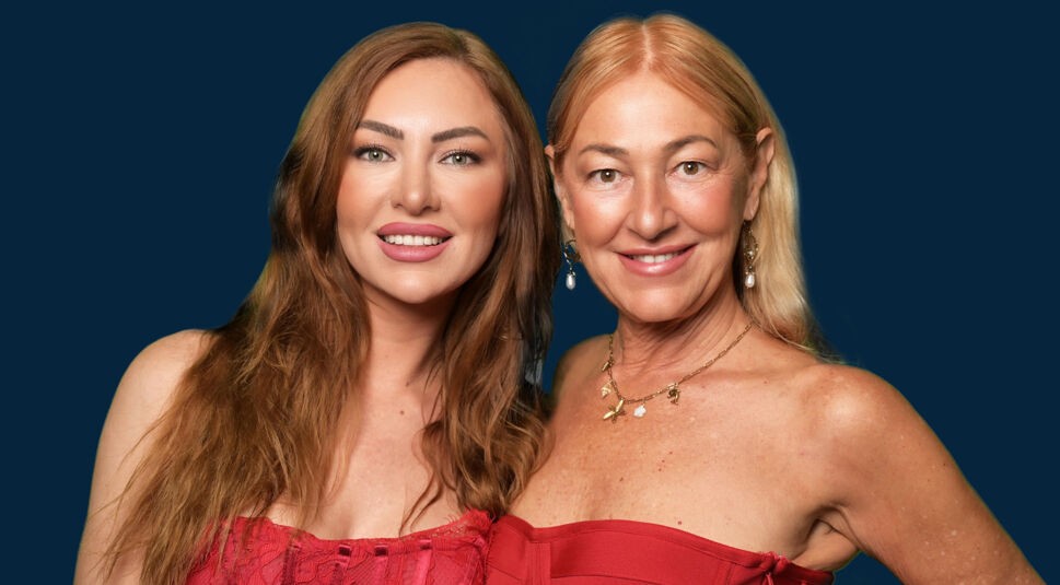 Mutter-Tochter-Duo Jana Maria und Eva-Maria Herz lächeln auf dem Bild zur Show Prominent verwandt in die Kamera.