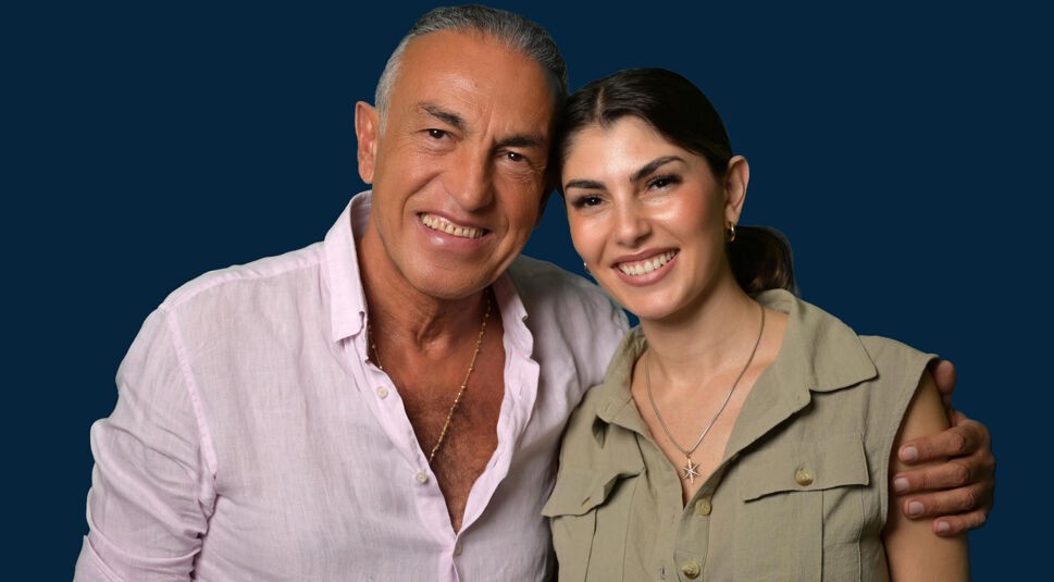 Yeliz Koc und ihr Vater Savas Koc sind auf diesem Bild zur Show Prominent verwandt zu sehen.