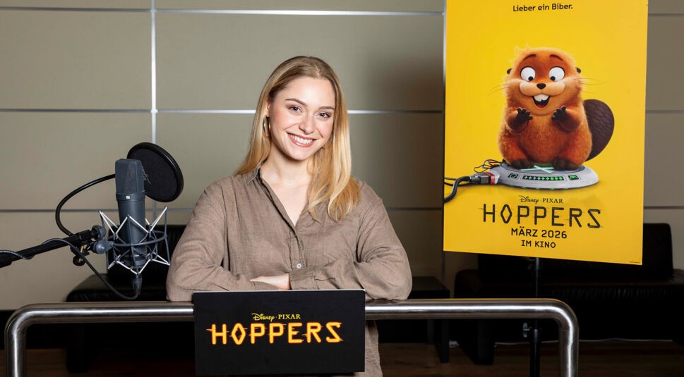 Auf dem Bild in dem Artikel zum neuen Film Hoppers ist Alina Khani in einem Studio zu sehen.