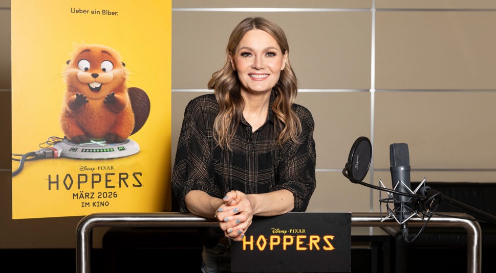 Auf dem Bild in dem Artikel zum neuen Film Hoppers ist Martina Hill in einem Studio zu sehen.