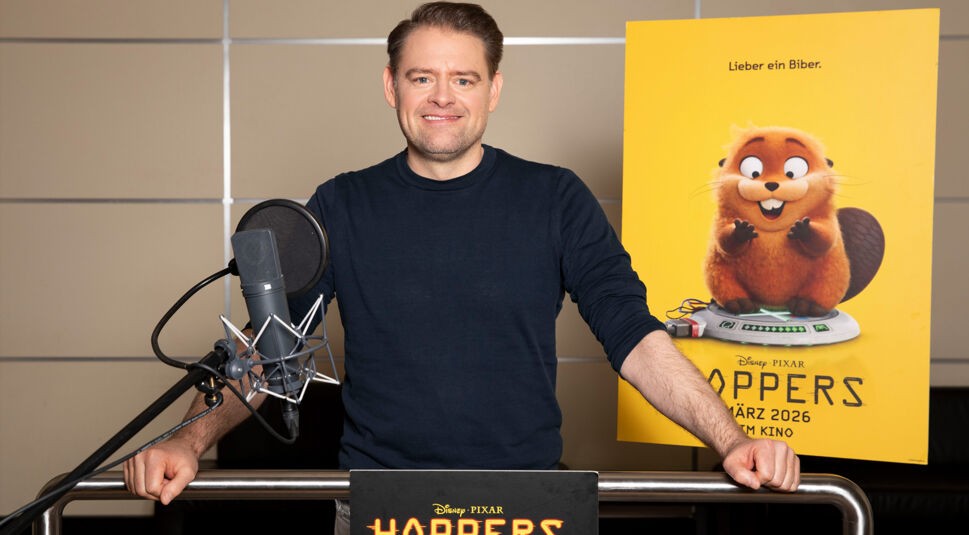 Auf dem Bild in dem Artikel zum neuen Film Hoppers ist Max Giermann in einem Studio zu sehen.