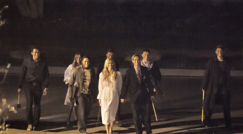 Du steigst nachts in die S-Bahn. Dort ist eine Frau neben ihrer Handtasche eingeschlafen, im hinteren Abteil sitzen vier üble Typen. Du...