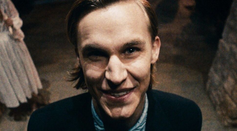 Du stehst nach einem anstrengenden Arbeitstag in der Schlange, als sich ein sehr unangenehmer Typ dreist nach vorn drängelt. Du...