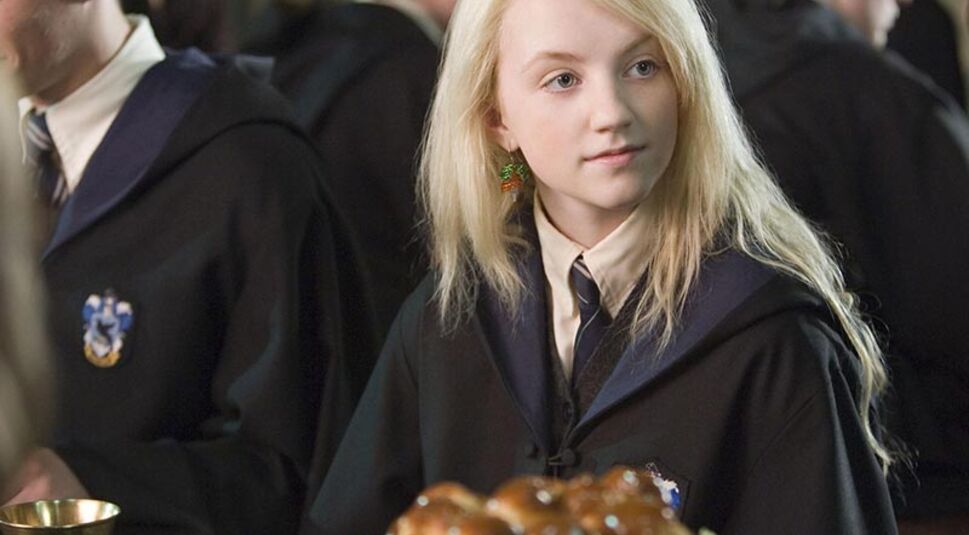 Dein Wappentier ist der Adler in den Farben Bronze und Blau. Als Ravenclaw bist Du seit jeher eine alte, weise Seele. Deine Intelligenz und Deine Scharfsinnigkeit schüchtern viele Deiner Mitmenschen hin und wieder ein. Dafür ist es beinahe unmöglich, Dich hinters Licht zu führen. Du bist ein kreativer Individualist, der gerne Neues ausprobiert, und einen guten Sinn für Ästhetik aber auch tiefgründige Gespräche und Beziehungen hat. Du verabscheust Oberflächlichkeiten und legst auf Bildung in jeder Hinsicht großen Wert. Für Dich bedeutet jeder Tag nur eine weitere Gelegenheit, um Neues zu lernen und mehr über die Welt, Deine Mitmenschen und nicht zuletzt Dich selbst zu erfahren. Manchmal musst Du allerdings aufpassen, dass Deine Klugheit und Dein Ehrgeiz Dich nicht zu hochnäsig oder besserwisserisch auf andere wirken lassen.  Ein Glück, dass Dein Gefühl für Zwischenmenschliches und Deine Sensibilität Dich meist zuverlässig davor bewahren.