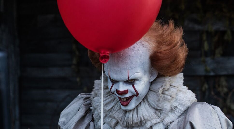 Wo Du bist, da liegen Lachen und Weinen eng beieinander. Das liegt vor allem daran, dass Dich die Menschen ständig missverstehen. Nach außen hin mimst Du zwar den grotesken Clown, unter Deiner Oberfläche schlummert jedoch eine verletzte Seele, die eigentlich nur Freunde für Spiel, Spaß und Freizeit in der Kanalisation sucht. Darunter schlummert wiederum das reine Böse, aber wer ist schon perfekt?