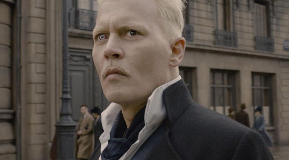 Du bist am Roten Teppich. Ein Journalist macht sich über dein Outfit lustig und ruft, dass du dich trollen sollst. Du ...