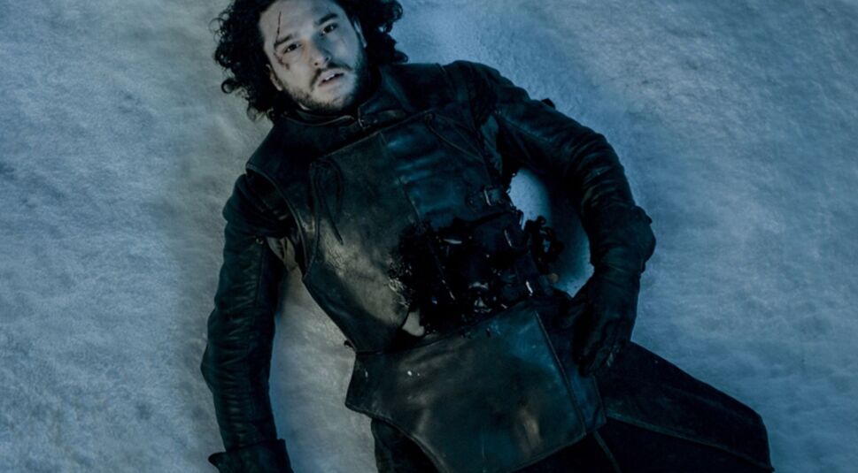 So traurig es klingt, doch dein Weg in Game of Thrones würde wahrscheinlich vor einer johlenden Menge und einem Henker enden. Ehrlichkeit, Loyalität und Idealismus sind nämlich nicht gerade die Eigenschaften, die dir in Westeros ein langes Leben bescheren. Schon das Schicksal von Ned Stark bewies, dass Prinzipientreue in dieser Welt den Schnellfahrtschein auf den Richtblock bedeutet. Manchmal schadet es einfach nicht, die eigenen Gedanken etwas zurückzuhalten und Umwege zu gehen, um ans Ziel zu gelangen. Klar, den meisten ist schon bewusst, dass du es nur gut meinst, doch auch Jon Snows Mitgefühl für das Freie Volk und sein selbstloser, diplomatischer Einsatz endeten erstmal mit Verrat und seinem (vorübergehenden) Tod. Doch vielleicht ist gerade dein kompromissloser Einsatz für das Gute der einzig richtige Weg, selbst wenn dieser zum Schluss auf den Schafott oder, in Lord Varys Fall, ins Drachenfeuer führt. Denn wer will schon auf dem Eisernen Thron sitzen, wenn man dafür alles verraten muss, was einem wichtig ist? Ja, du bist gemeint, Daenerys!