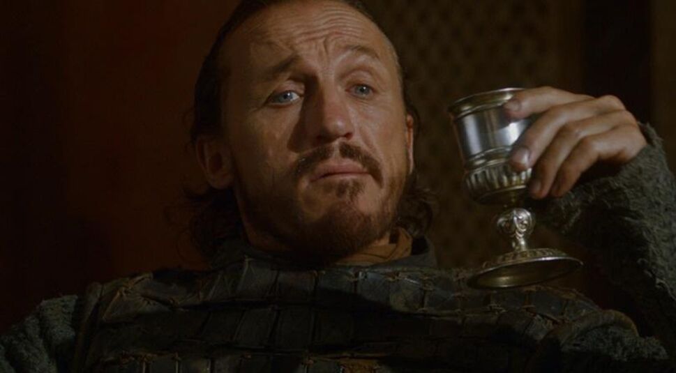 Respekt! Du weißt, wie man in Westeros überlebt! In Game of Thrones gibt es schließlich nur zwei Taktiken, die dich im Netz von Intrigen und Gewalt vor einem vorzeitigen Ableben schützen können. Zum einen musst du verstanden haben, dass dich persönliche Bande schneller ins Grab bringen, als du "Valar Morghulis" sagen kannst. Es ist schlichtweg eine Tatsache, dass enge Freunde, Familie und Verbündete die Wahrscheinlichkeit eines Messers im Rücken um ein Vielfaches steigern – von den geerbten Feindschaften gar nicht zu sprechen. Das Leben als einsamer Wolf ist da bedeutend sicherer, was auch Arya Stark versteht. Zum anderen ist Neutralität dein bester Freund und wenn du eingreifst, solltest du dir schon sicher sein, dass du auf der Gewinnerseite stehst. Doch das ist dir, genau wie Tyrions Teilzeit-Leibwächter und Söldner-Lebemann Bronn, sehr bewusst. Du hast zwar Ambitionen, bleibst aber auf deine Weise auch bescheiden und überlässt den Eisernen Thron anderen. Sollen sie sich doch die anderen in großen Schlachten, politischen Diskussionen und Konflikten gegenseitig zerfleischen...