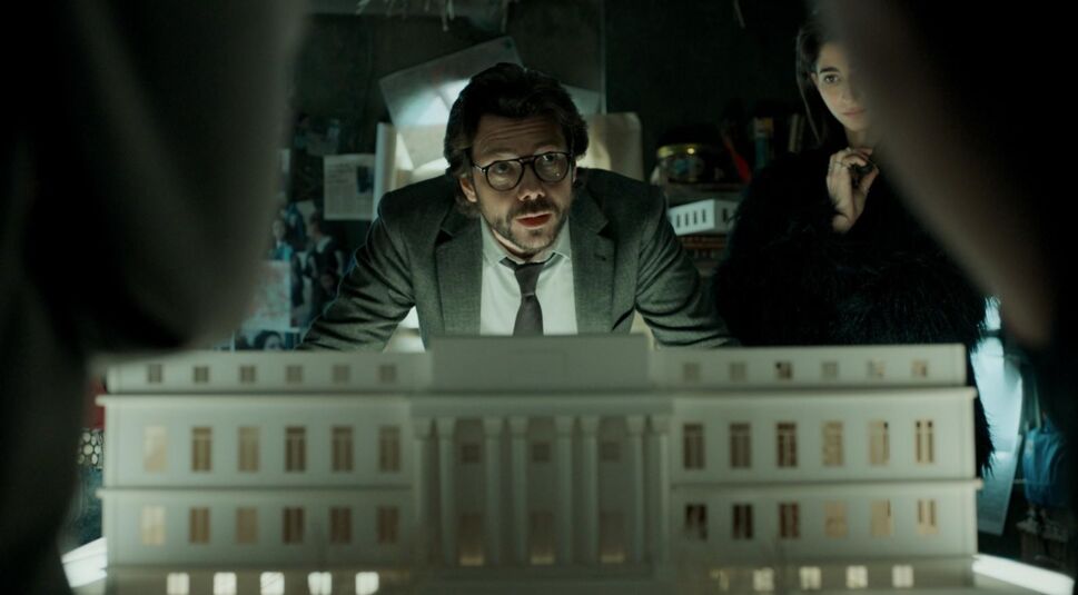 Du kalkulierst und berechnest jeden deiner Schritte und bist auf alles vorbereitet, denn du bist der Planer des Überfalls. Nichts überlässt du dem Zufall und falls doch mal etwas schiefgehen sollte, hast du stets einen Notfallplan zur Hand. Pass aber auf, dass du in all deiner Berechenbarkeit nicht die anderen Mitglieder deiner Crew vergisst. Du bist zwar das Hirn, aber sie sind die Muskeln, auf die du angewiesen bist.   