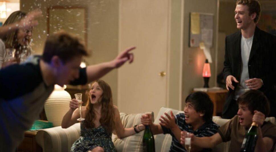 Du wirst auf eine Party eingeladen, kennst dort aber niemanden. Wie gehst du vor?