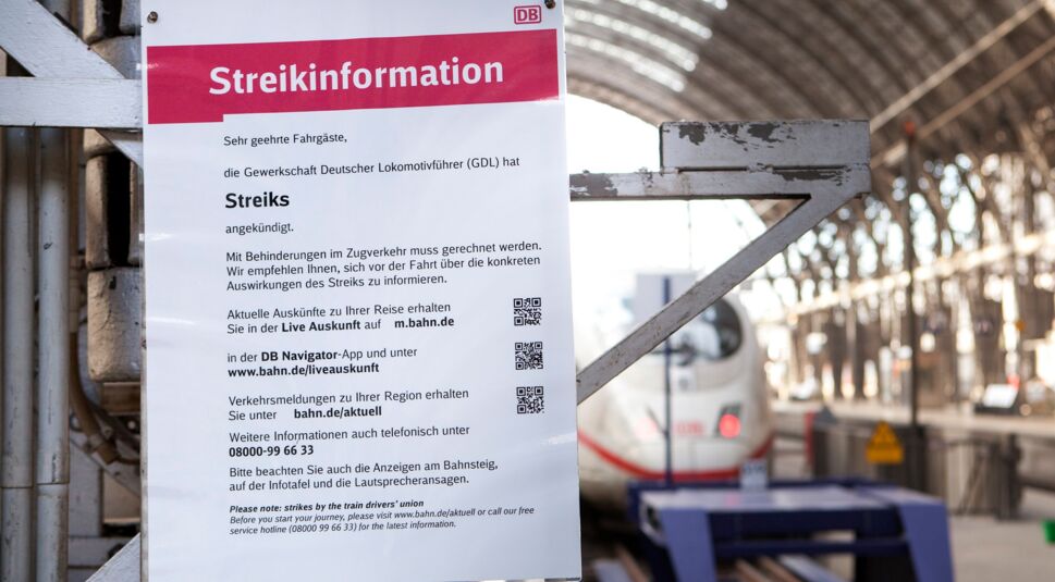 Streikinformation, information board, train drivers strike