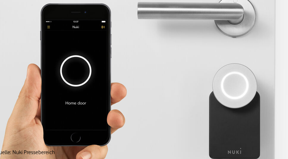 nuki-hand-phone-edited-copryright