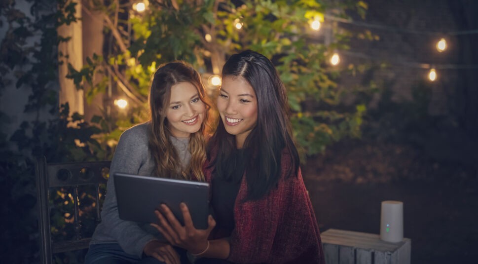 Zwei Frauen nutzen den GigaCube für WLAN im Garten