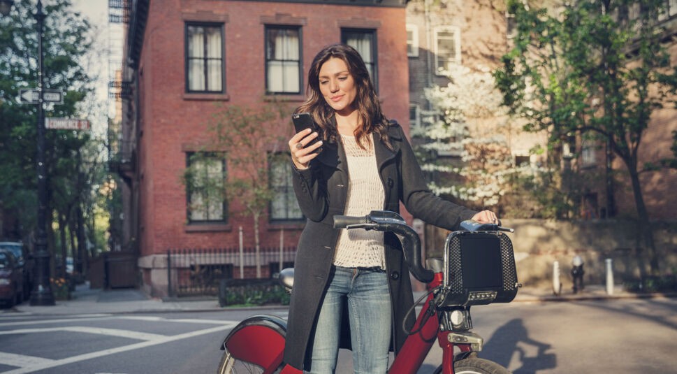 Eine Frau schaut auf ihr Smartphone