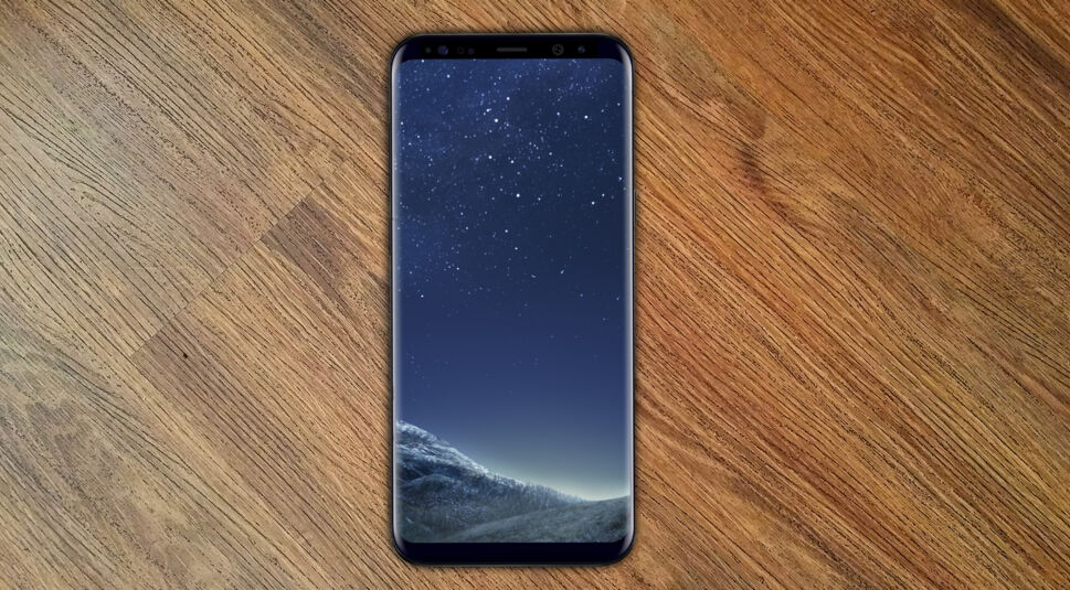 Das Samsung Galaxy S8+ auf einem Holztisch