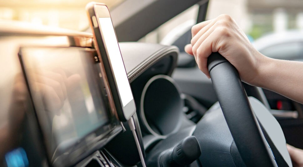 Smartphone bei Hitze nicht auf Armaturenbrett legen