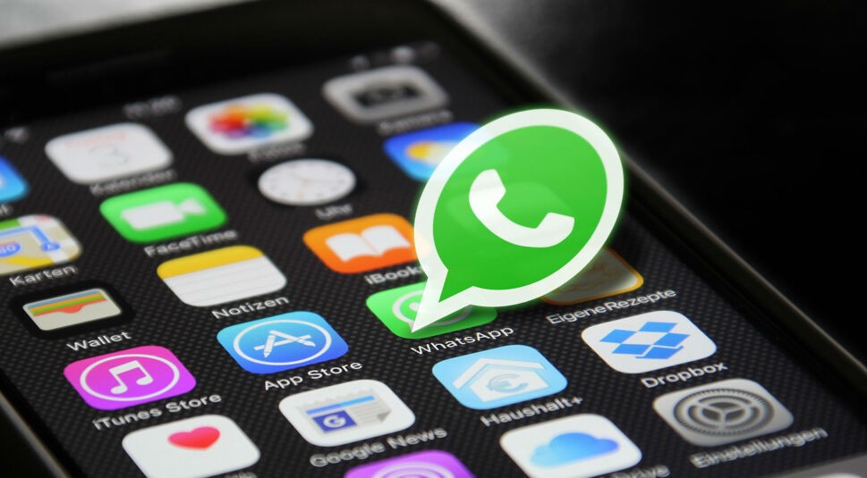 WhatsApp-Symbol auf Smartphone-Bildschirm.