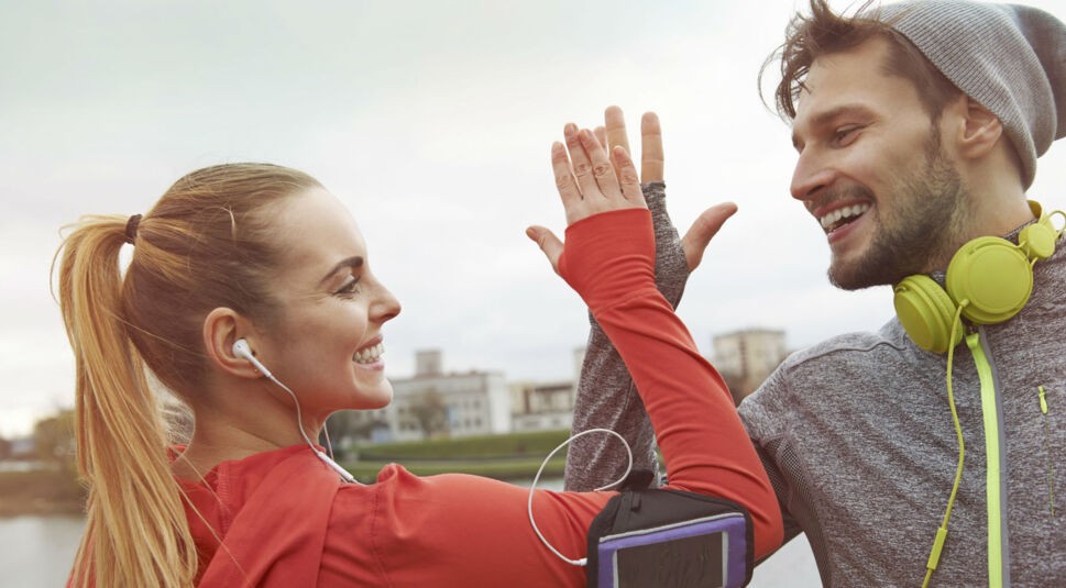 Mann und Frau beim Training mit Smartphone