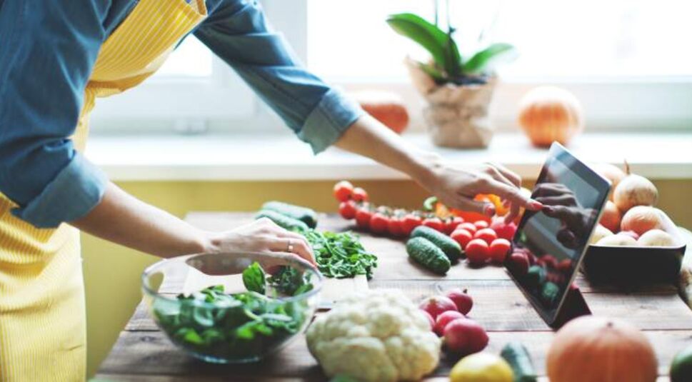 Mit dem Tablet in der Küche arbeiten.