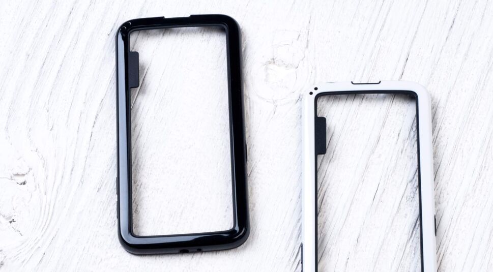 2 Bumper Cases auf einem Marmortisch