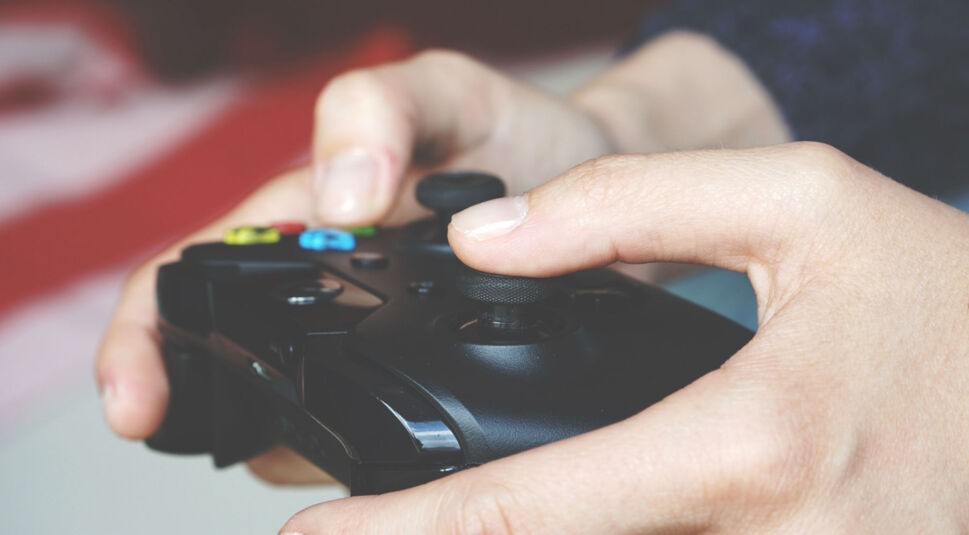 Der Xbox One Controller liegt hervorragend in der Hand.