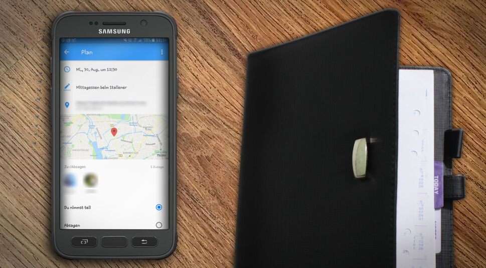 Smartphone mit Facebook Messenger-Terminfunktion und ein klassischer Terminplaner