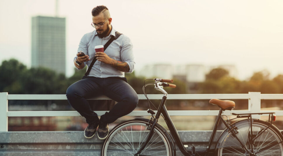 Junger Mann nutzt WhatsApp am Smartphone.