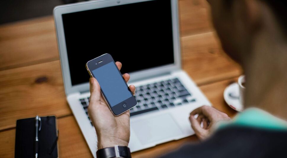 Junge mit iPhone in der Hand