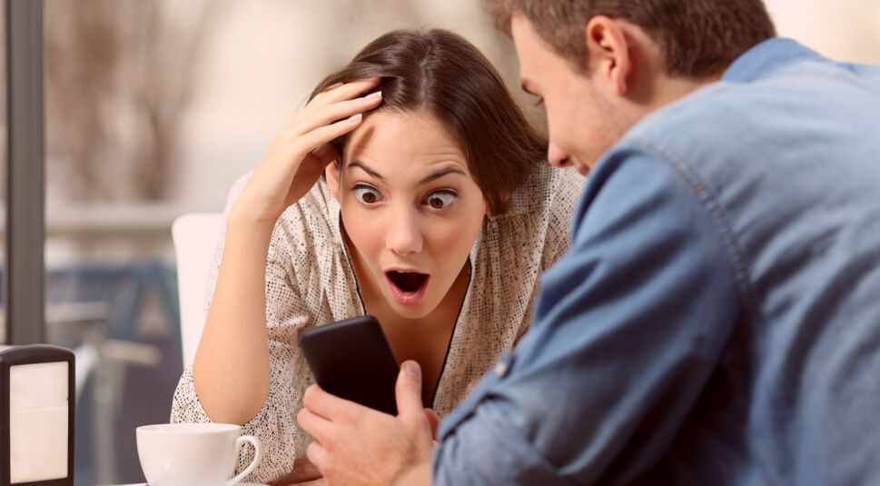 Frau staunt über ein iPhone